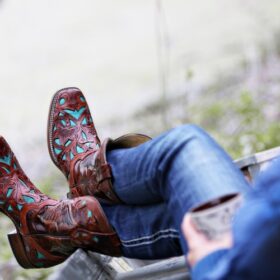 Cowboy Boots mit Muster kombiniert mit Jeans