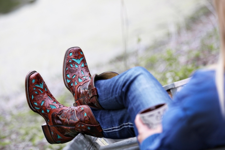 Cowboy Boots mit Muster kombiniert mit Jeans