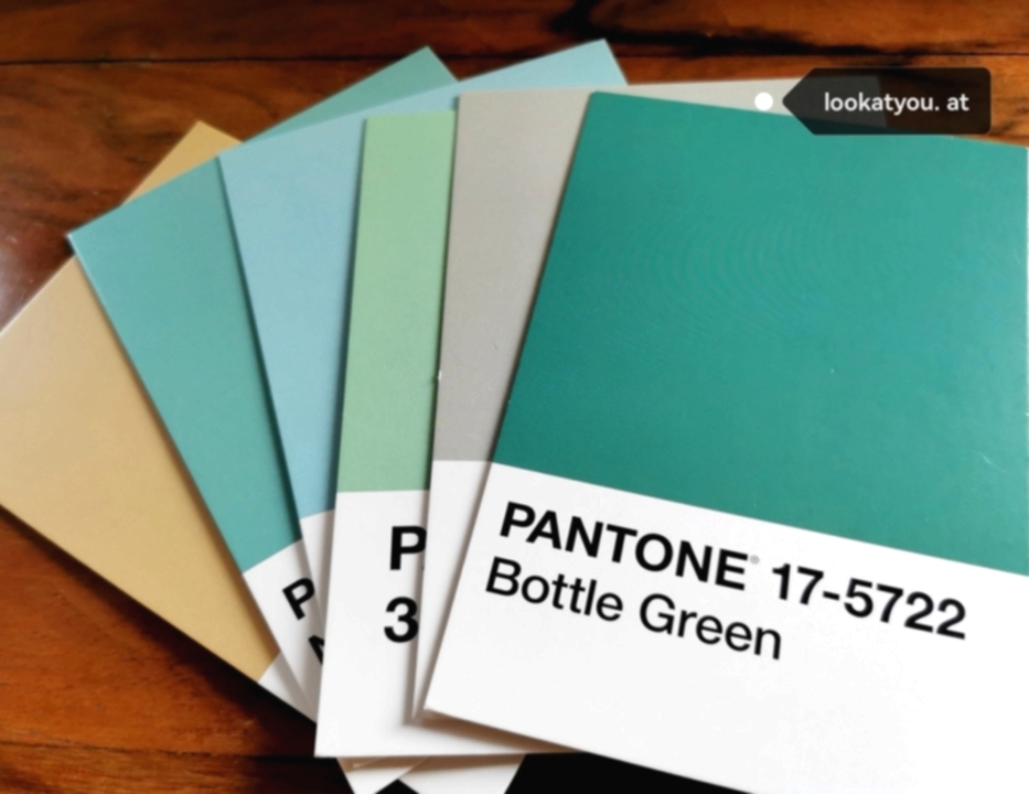 Pantone Farbkarten liegen aufgefächert auf dem Tisch