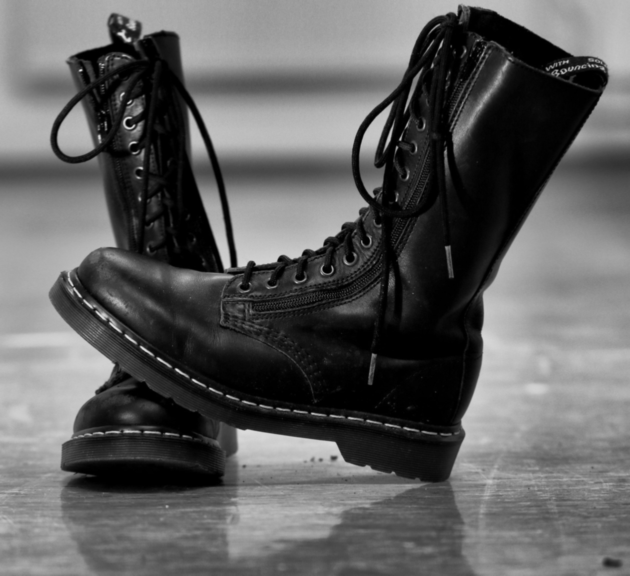 Schwarze hohe Schnürboots.