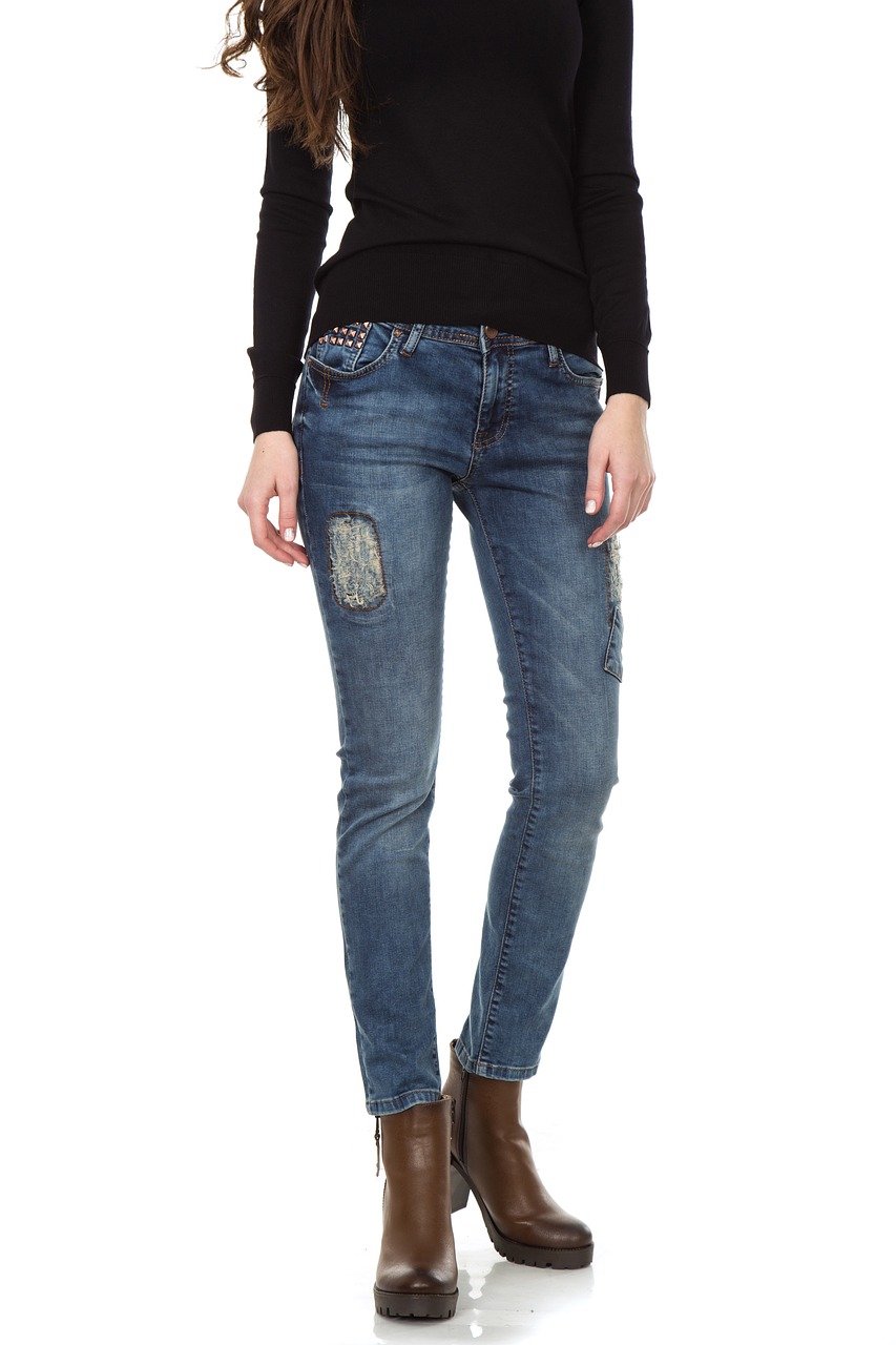 Frau mit enger Skinny Jeans und braunen Stiefeln