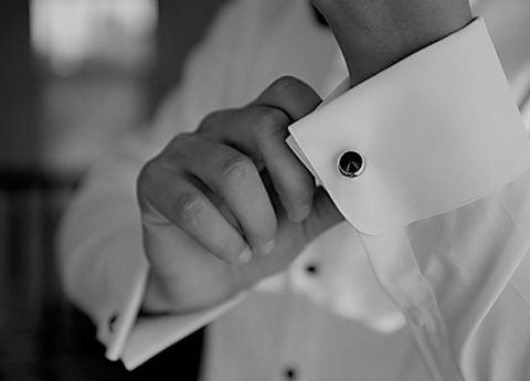 Hochwertige Manschettenkn&ouml;pfe runden den Businessauftritt eines Herren in wei&szlig;em Hemd ab.