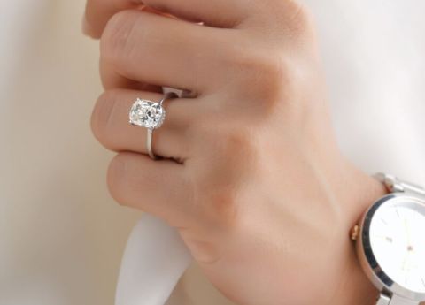 Hand mit Ring und Uhr