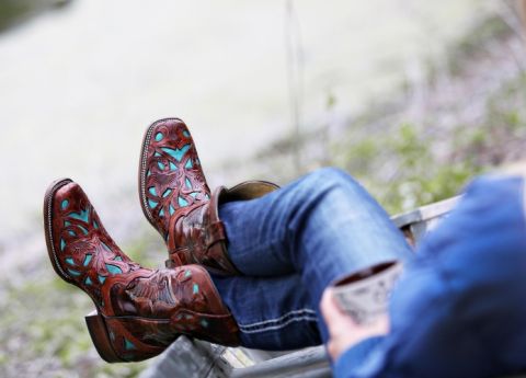 Cowboy Boots mit Muster kombiniert mit Jeans