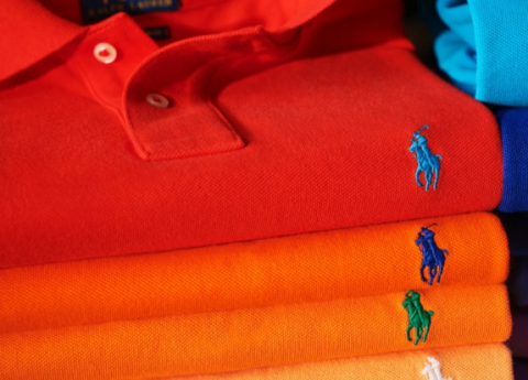 bunte Poloshirts gestappelt