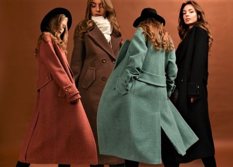 Models zeigen herbstfarbene M&auml;ntel mit Hut und Schal als Accessoire.