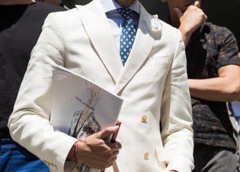 Luxuri&ouml;s anmutender Sommerlook f&uuml;r Herren mit wei&szlig;em Sakko, blau-wei&szlig; gestreiftem Hemd, gemusterter Krawatte und angesteckter, wei&szlig;er Rose.